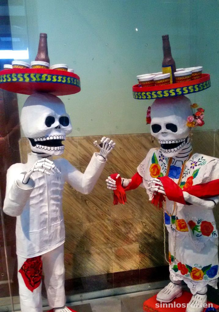 Skelette mit Tablett auf dem kopf