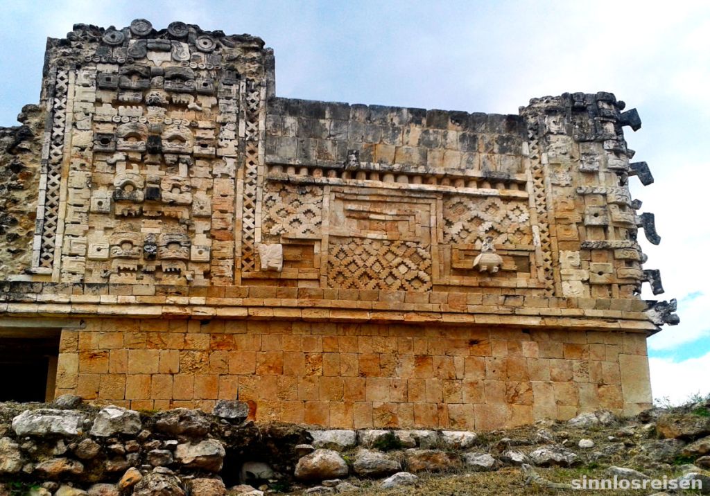 Ruine mit Maya Reliefs