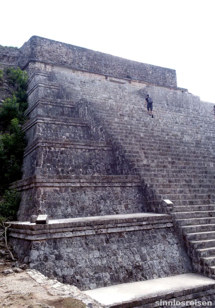 Steile Treppe auf ein Mayagebäude