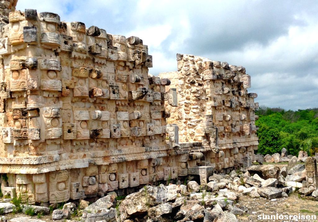 Wand mit eingestürzten Reliefs