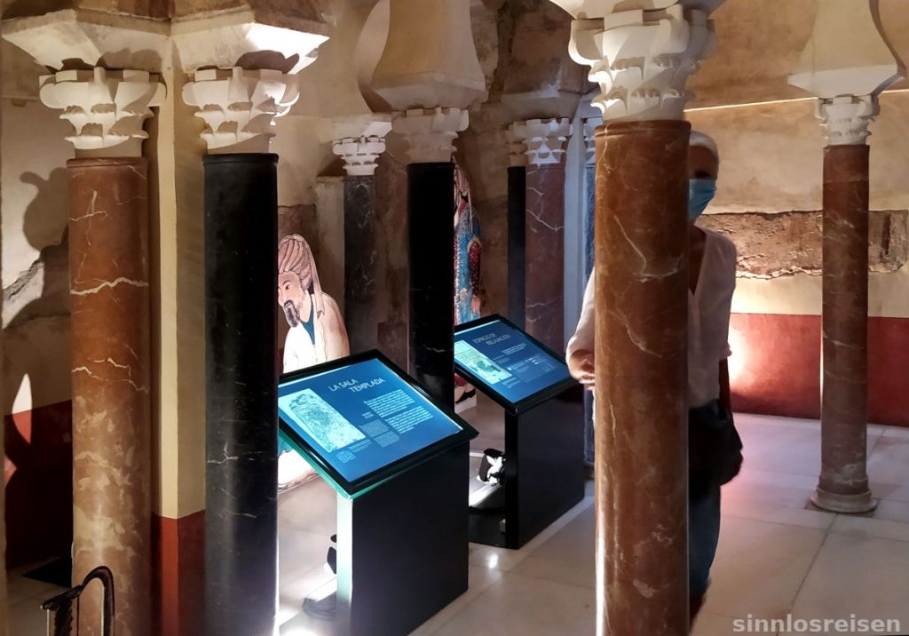 Säulen mit Schatten im Bad des Kalifen