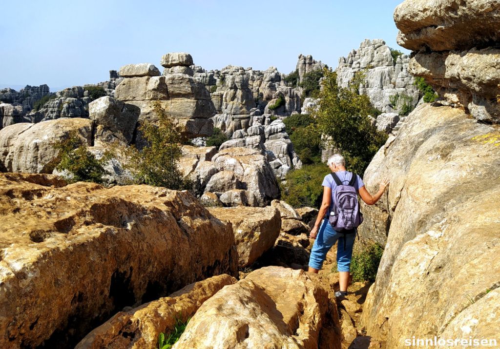 Frau wandert in Felsen