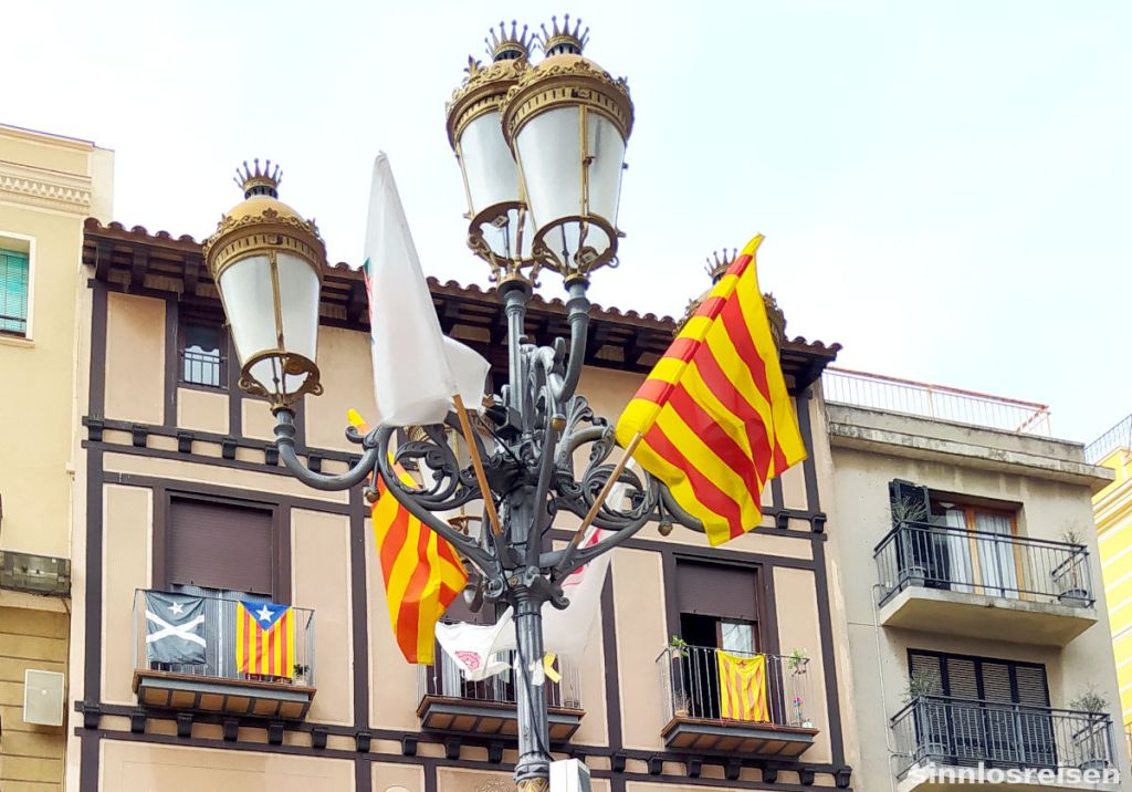 Mehrere katalanische Fahnen