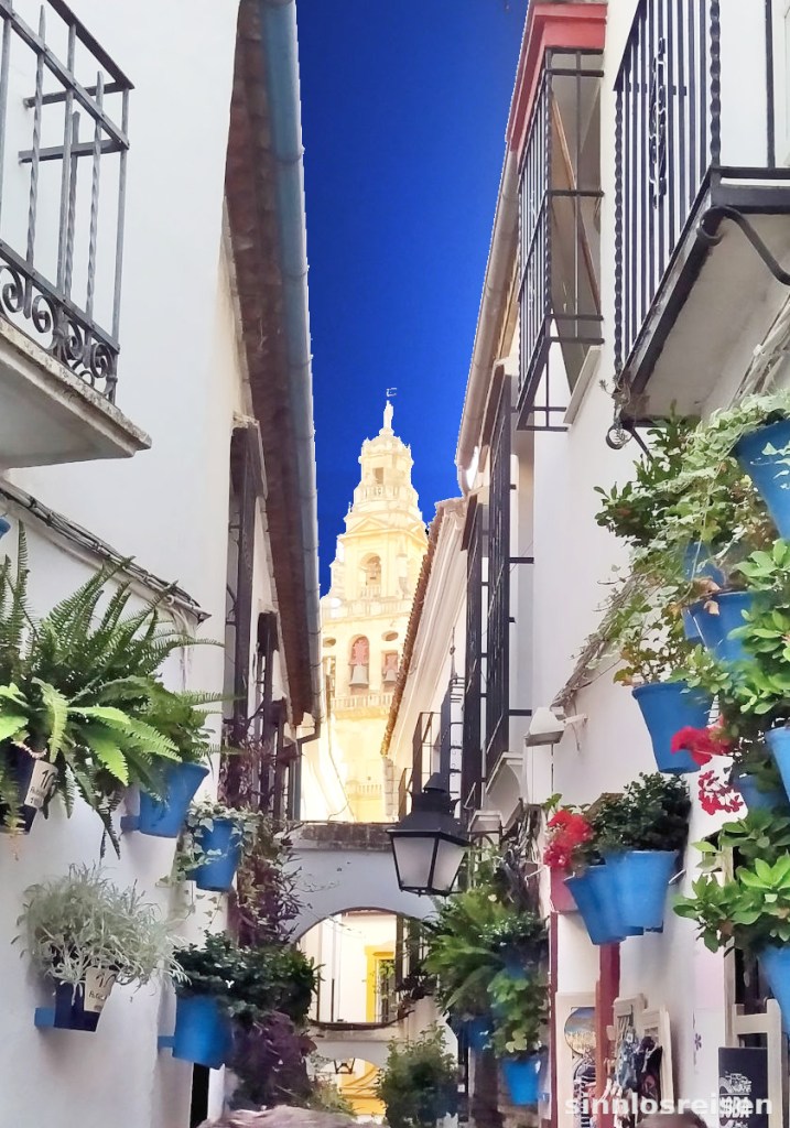 Calleja de las Flores in Cordoba mit Glockenturm