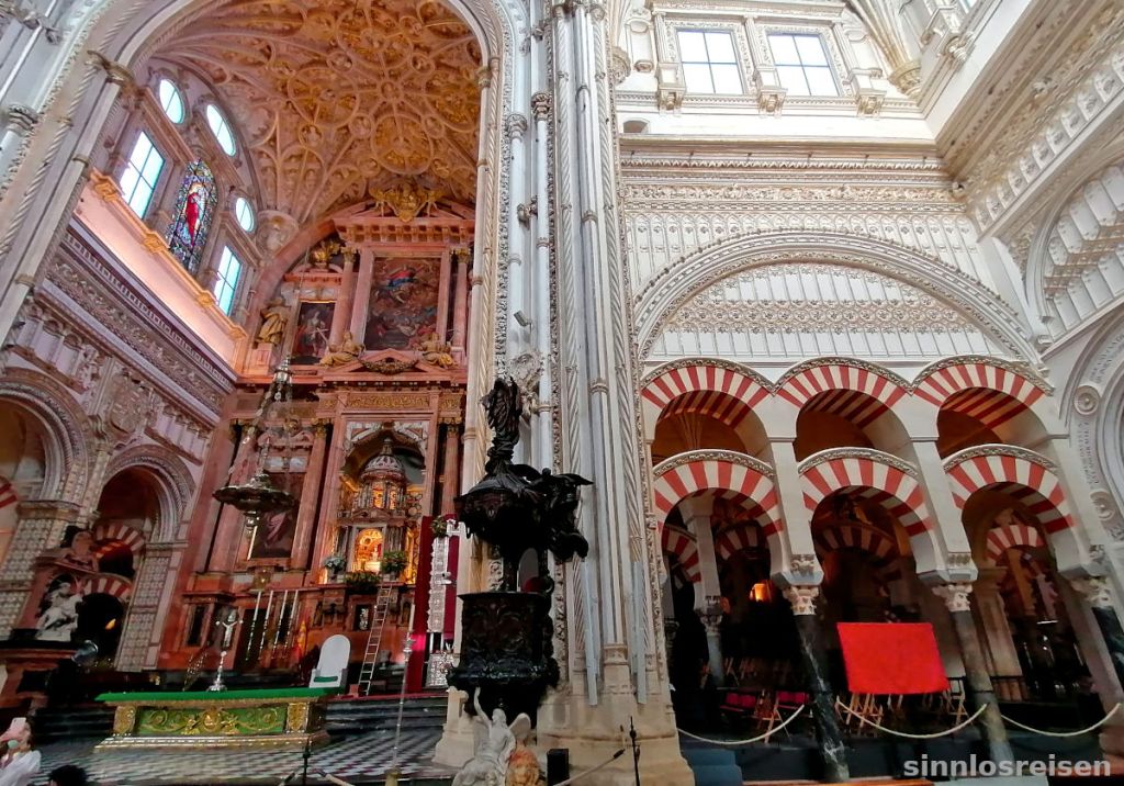Katholischer Altar in der Mezquita