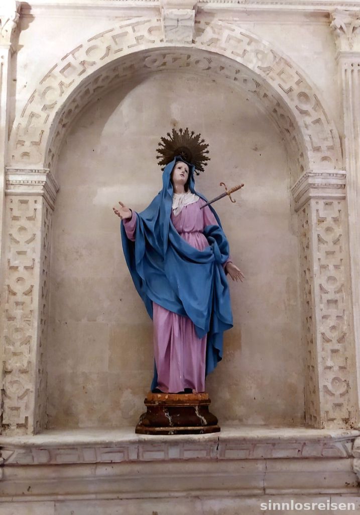 Statue Frau mit Dolch in der Schulter