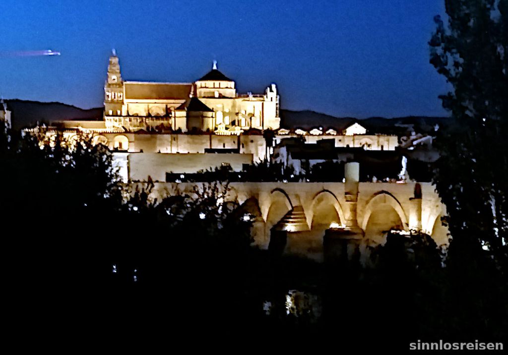 Mezquita von Cordoba und römische Brücke bei Nacht