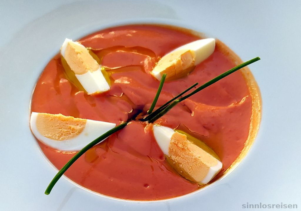 Teller mit Salmorejo Cordobes