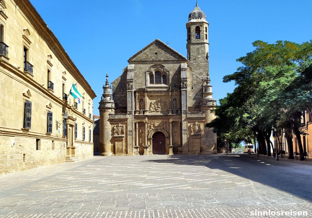 Menschenleerer Platz in Ubeda