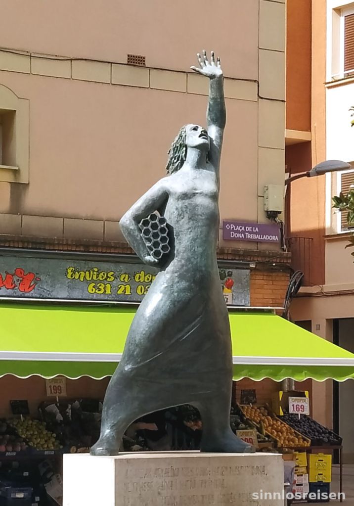 Skulptur Frau streckt Arm nach oben