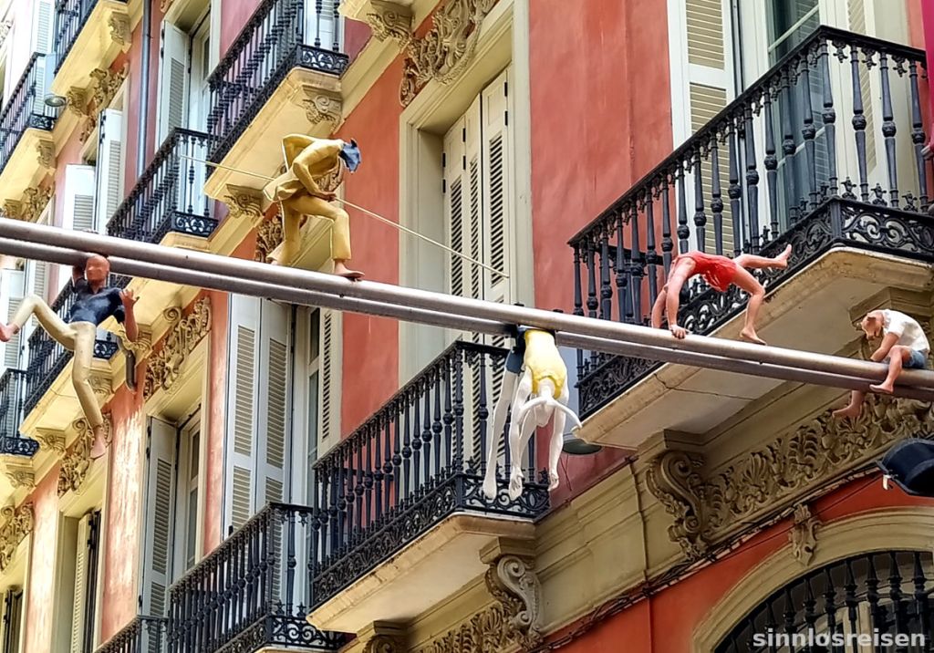 Skulpturen turnen über der Straße