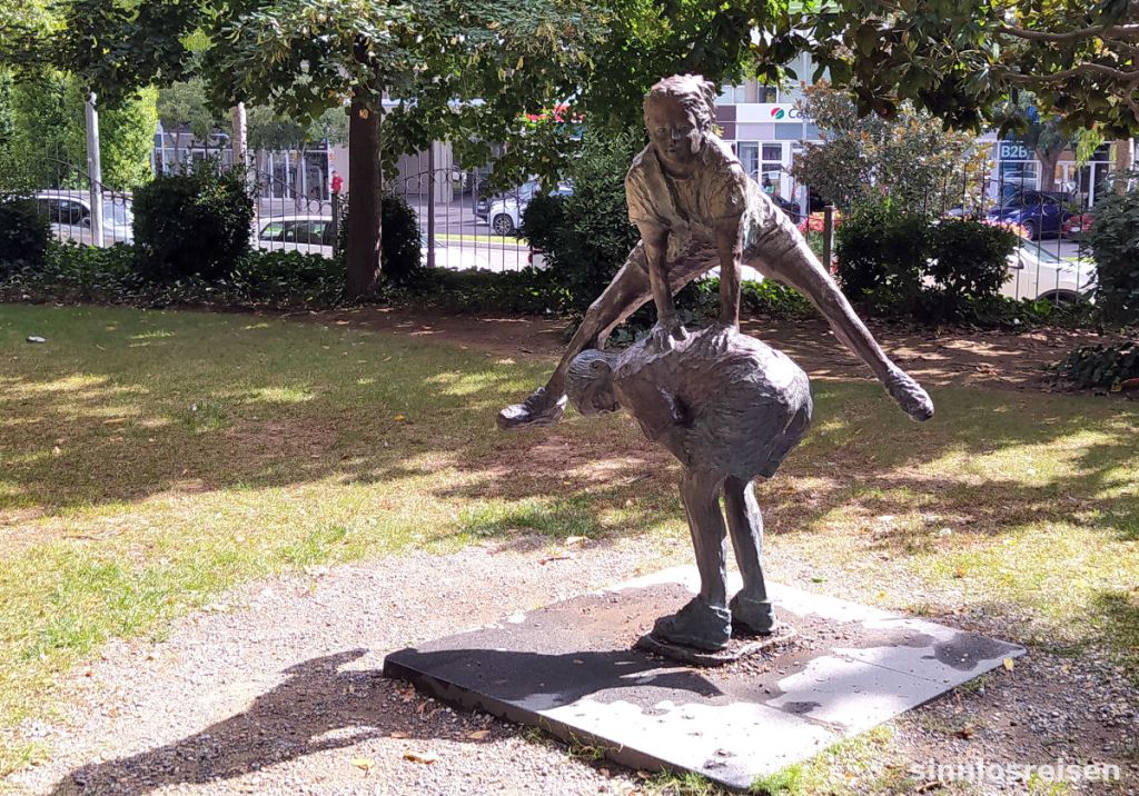 Bronzestatue mit Bocksprung Kinder