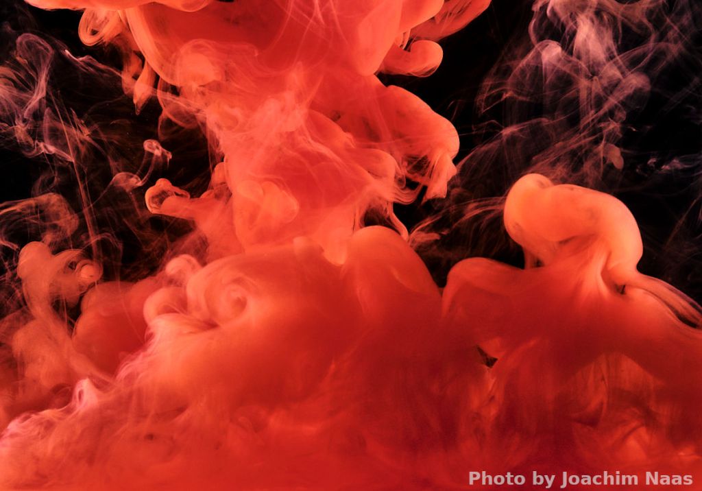 Orange Rauchwolken vor schwarzem Hintergrund