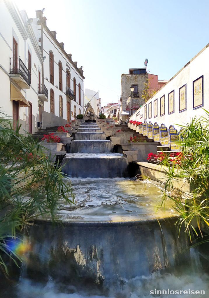 Treppe mit Wasserfall in Firgas