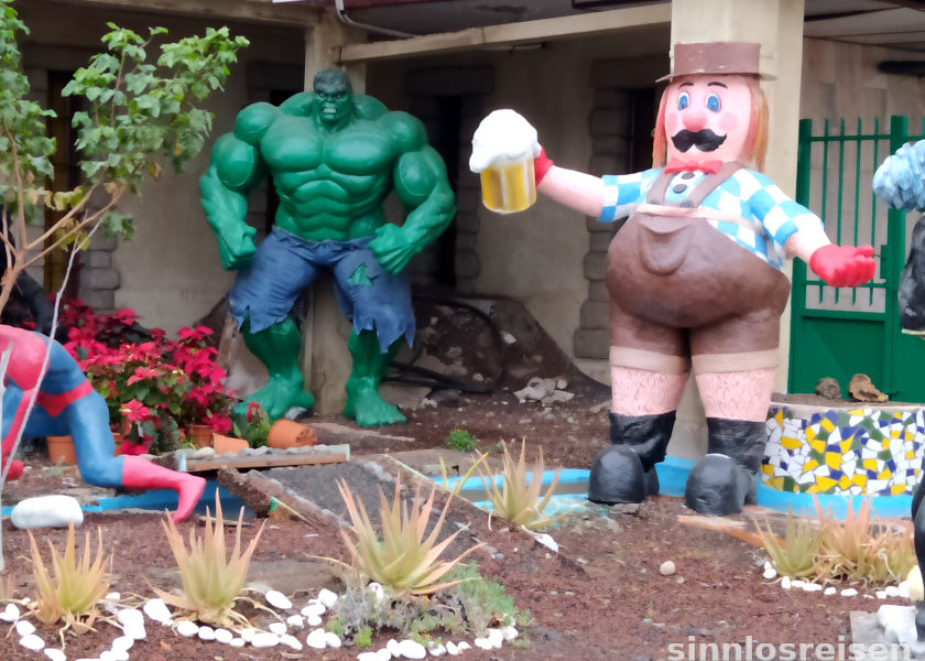 Lebensgroße Figuren Hulk, Spider-Man und Bayern-Man