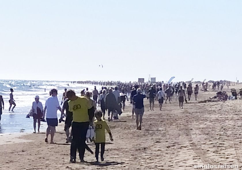 Sehr viele Wanderer am Strand von Maspalomas