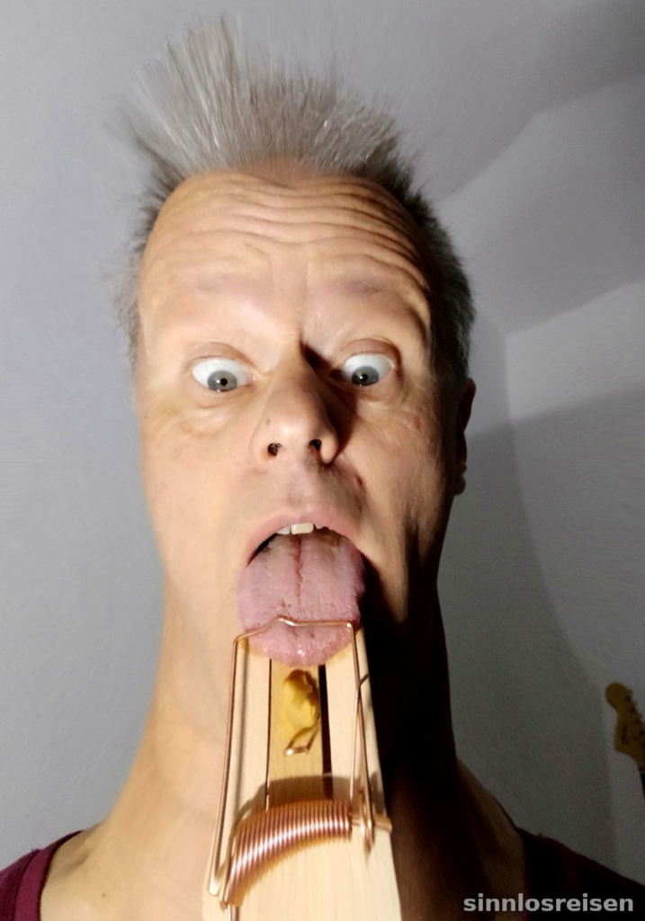 Mann mit Zunge in einer Mausefalle