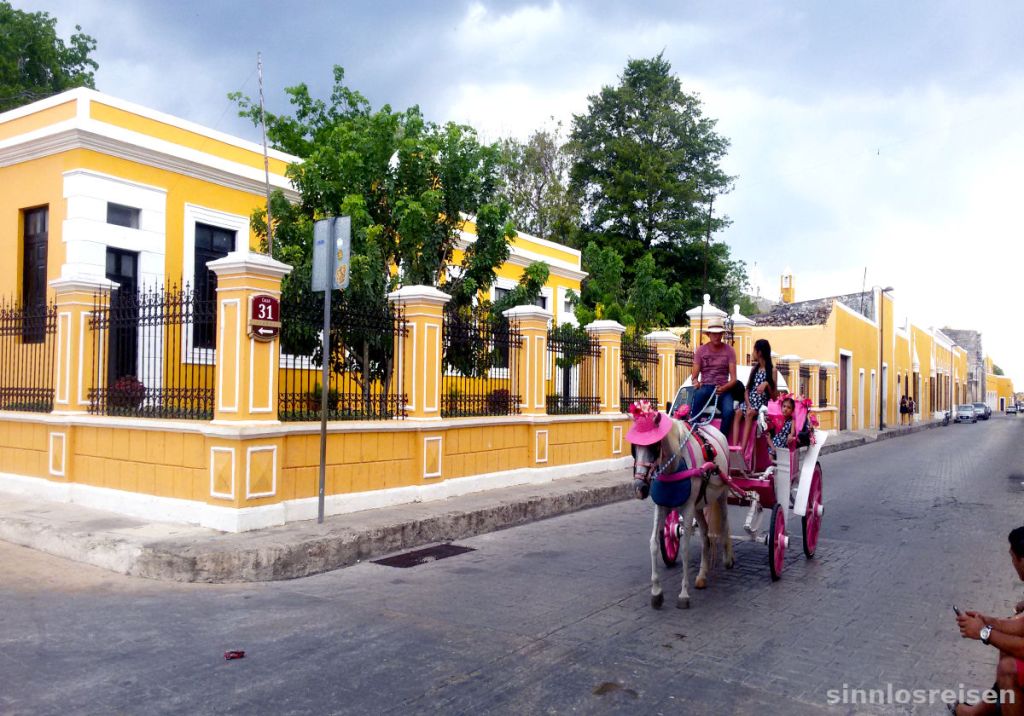 Gelbe Häuser in Izamal, Mexico