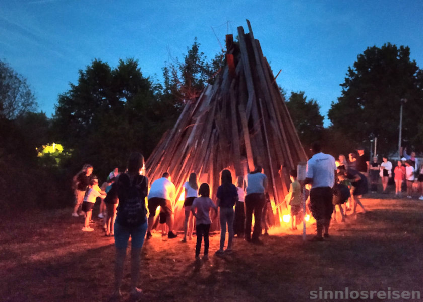 Kinder beim Anzünden eines Johannisfeuers