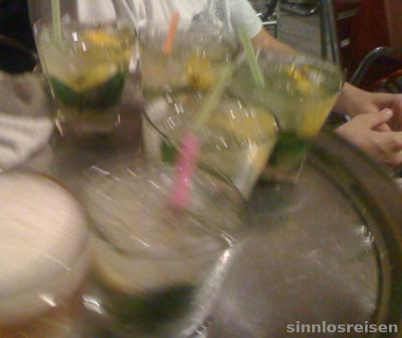 Kellner bringt Mojitos