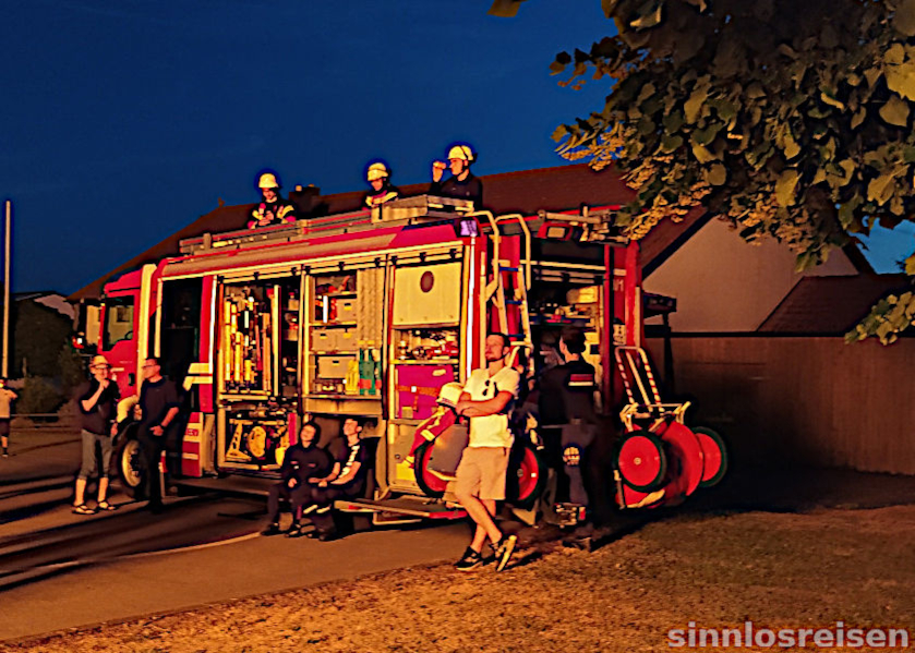 Feuerwehr beim Beobachten eines Brandes