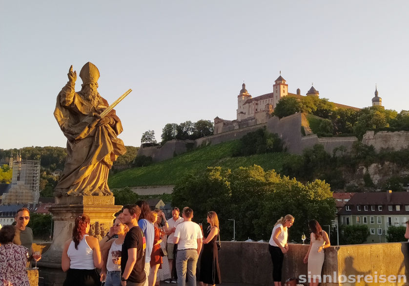 Alte Mainbrücke in Würzburg mit Marienfeste