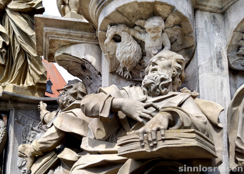 Skulptur lesender Mann mit Engel in Bamberg