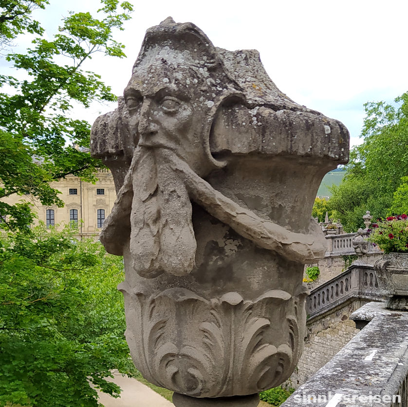 Skulptur Kotzen in der Würzburger Residenz