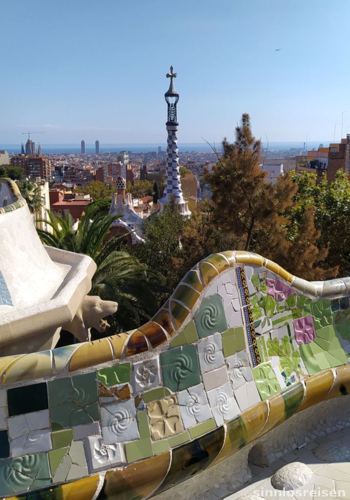 Balkongeländer Park Güell mit Aussicht auf Barcelona