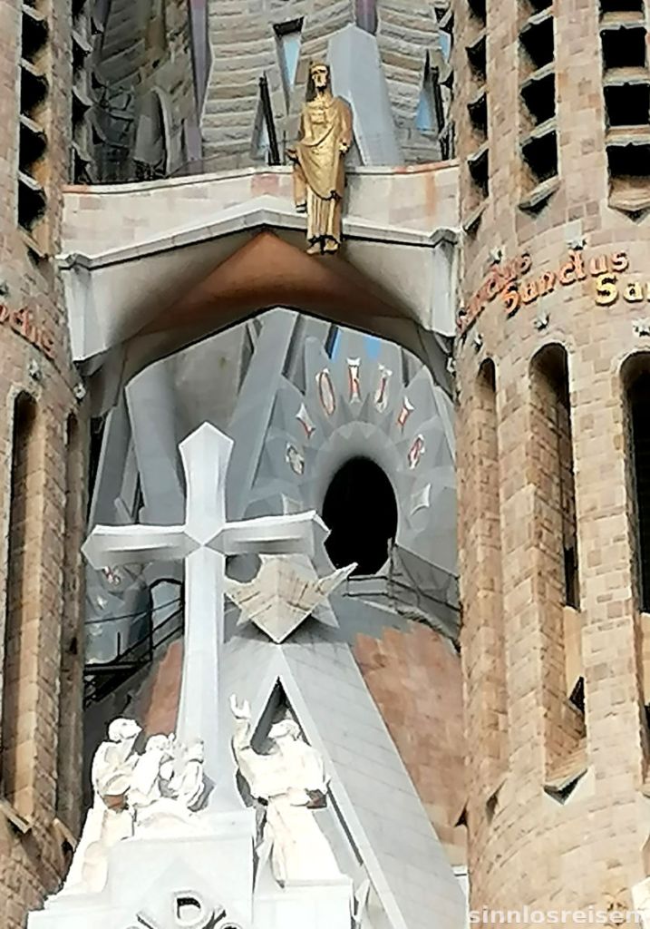 Jesusfigur an der Fassade der Sagrada Familia