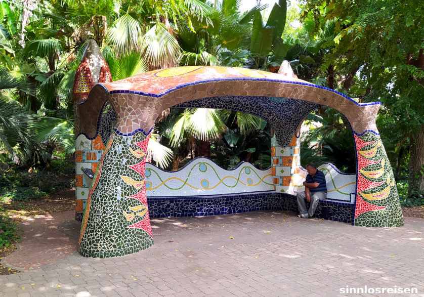 Parkbank in Reus im Gaudistil