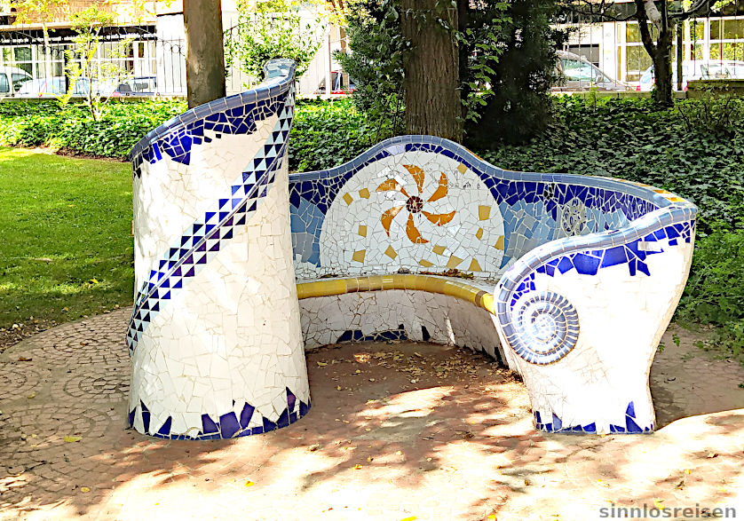 Parkbank in Reus im Gaudistil