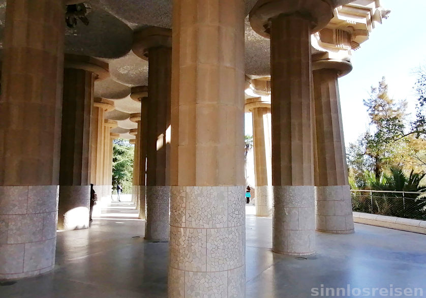 Schiefe Säulen im Park Güell