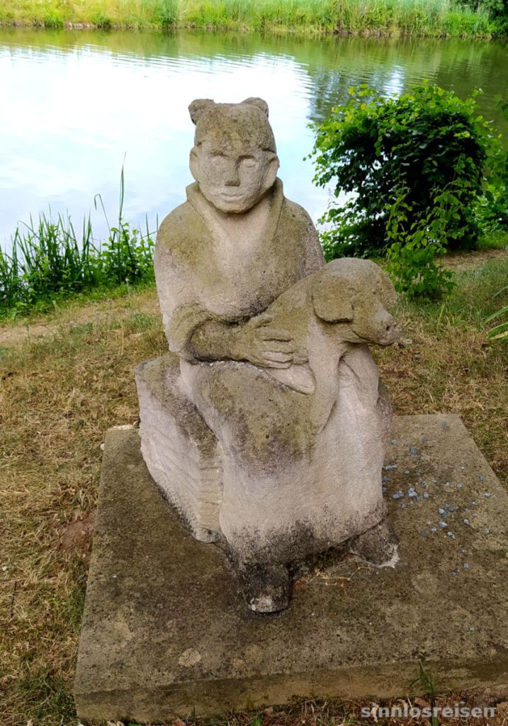 Skulptur Mann mit Schwein