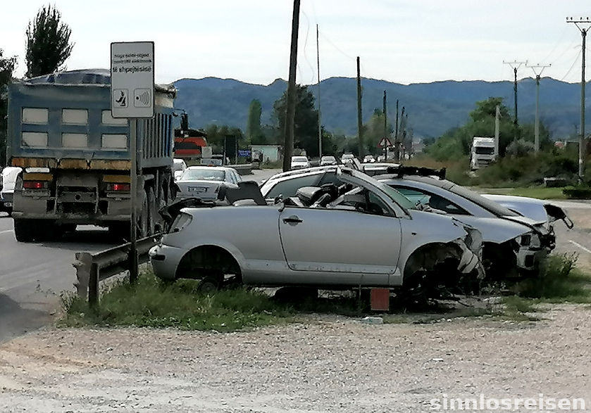 Unfallautos am Straßenrand