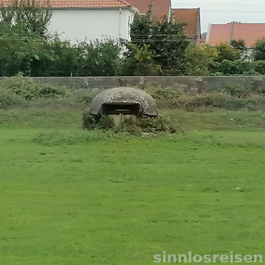 Bunker auf Wiese