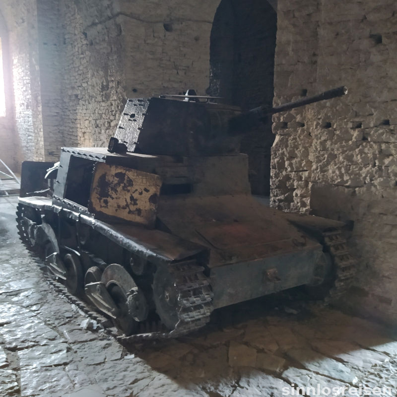 Panzer in der Burg von Gjirokastra