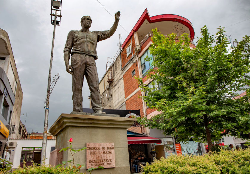 Statue in Fushe-Kruje