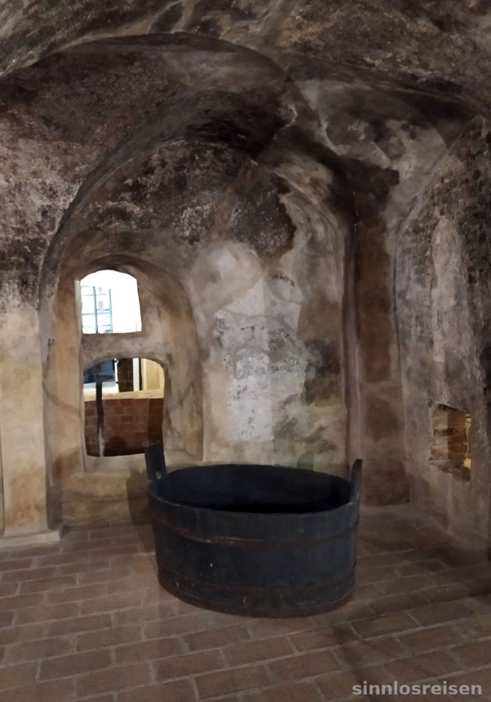 Badewanne mit verschimmelten Wänden