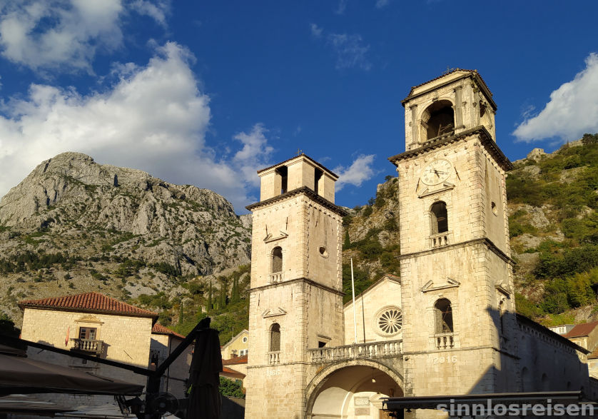 Kirch im Abendlicht in Kotor