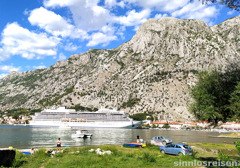 Kreuzfahrtschiff vor Kotor