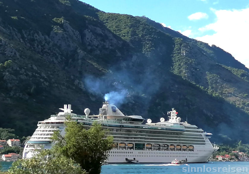 Kreuzfahrtschiff in der Bucht von Kotor