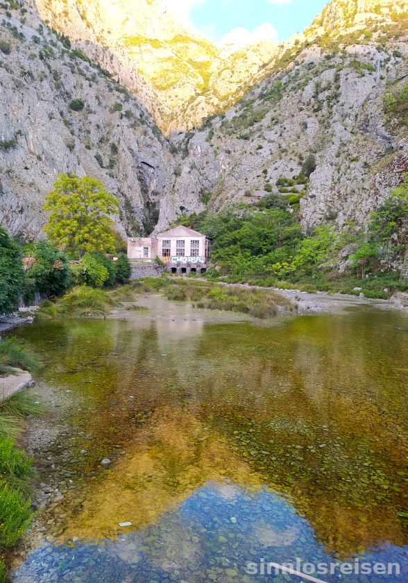 Haus in einer Bergschlucht