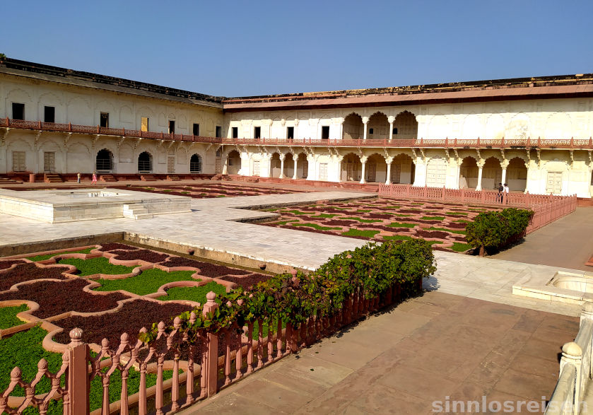 Garten im roten Fort in Agra
