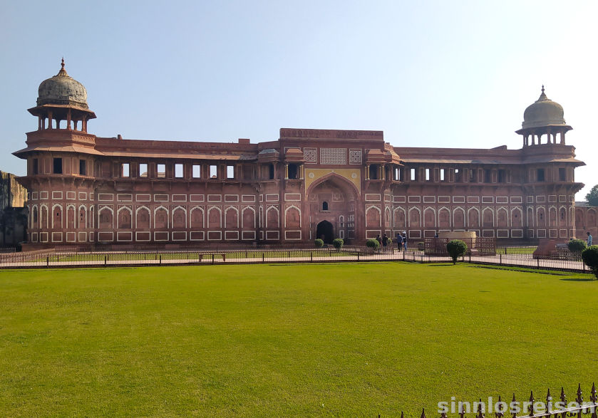 Rasen und Gebäude im roten Fort in Agra