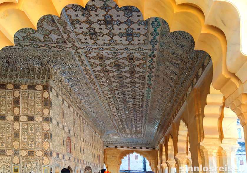 Verzierte Decke in Amber Fort