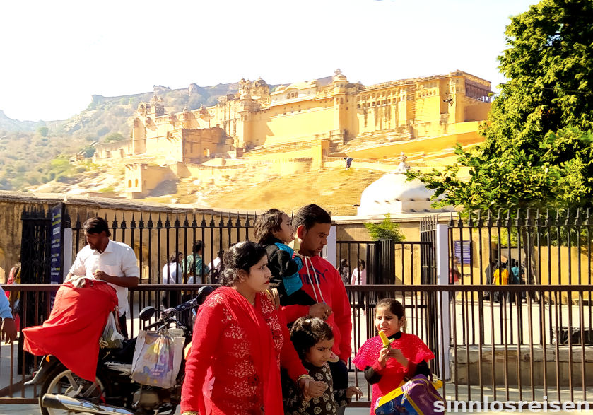Bunt gekleidete Familie vor Amber Fort