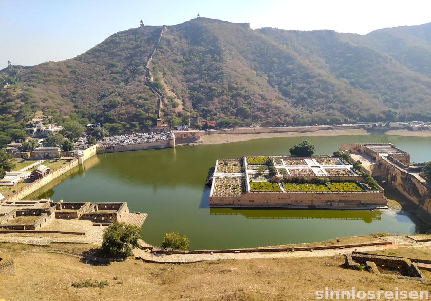 Blick auf den See mit Garten in Amber Fort