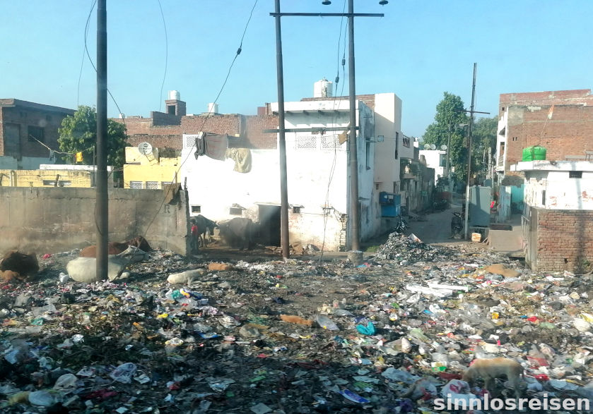 Müll an der Straße in Agra