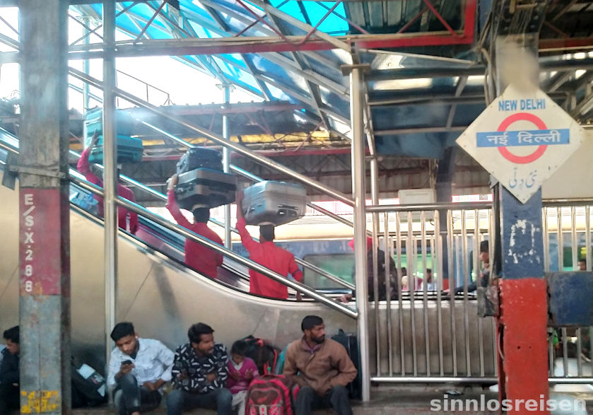 Kofferträger im Bahnhof von New Delhi